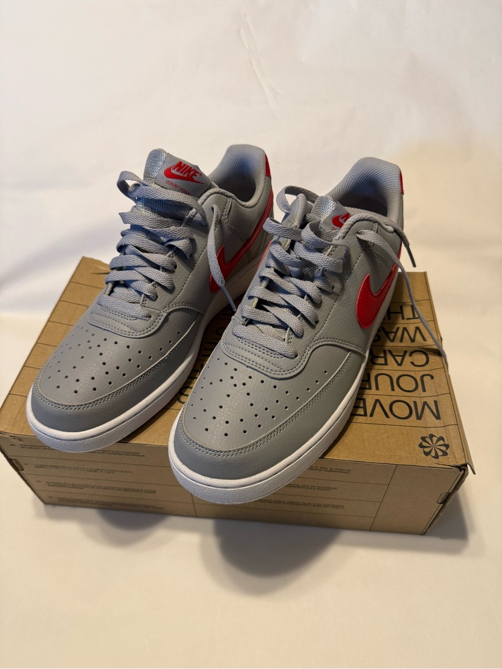 Nike Men’s Light Gray Sneakers with Red Swoosh - Picture 2 of 6